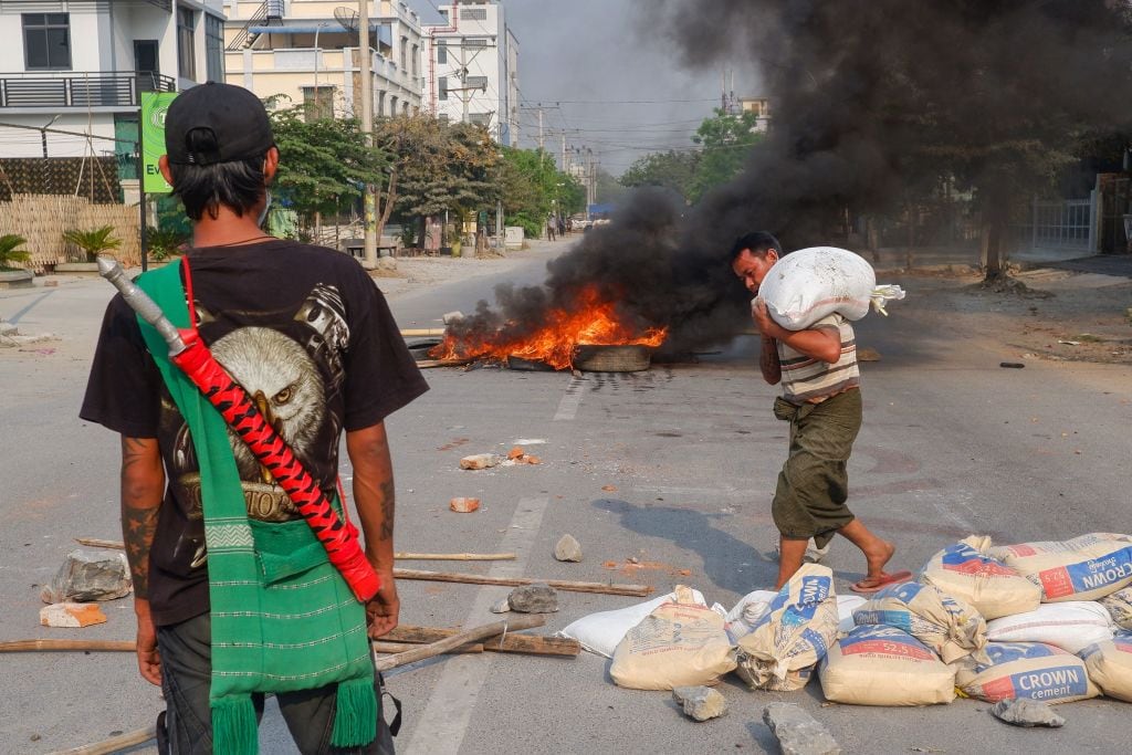 Las barricadas frenan el avance de los agentes de seguridad de la dictadura e Myanmar
