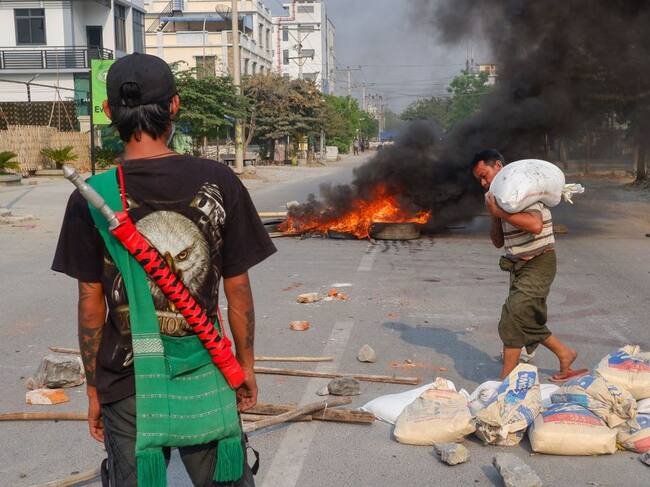 Las barricadas frenan el avance de los agentes de seguridad de la dictadura e Myanmar