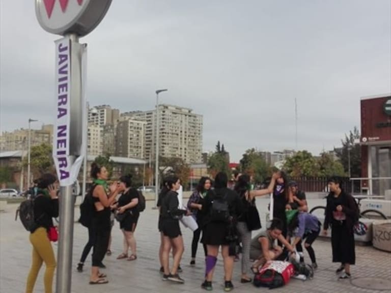 Grupos feministas cambian nombres a estaciones de Metro recordando a víctimas de violencia de género