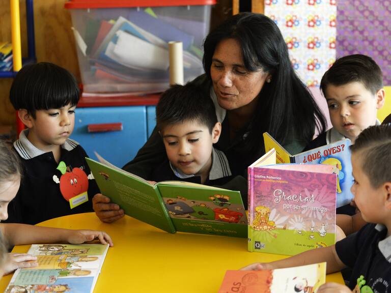 Aumentan pago mínimo para profesores: revisa cuál será el nuevo monto que pueden recibir