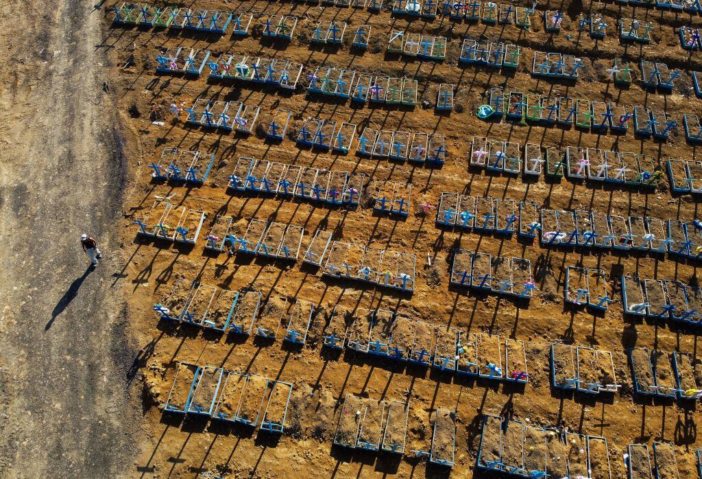 Vista aérea de un cementerio para Covid-19 en Manaos