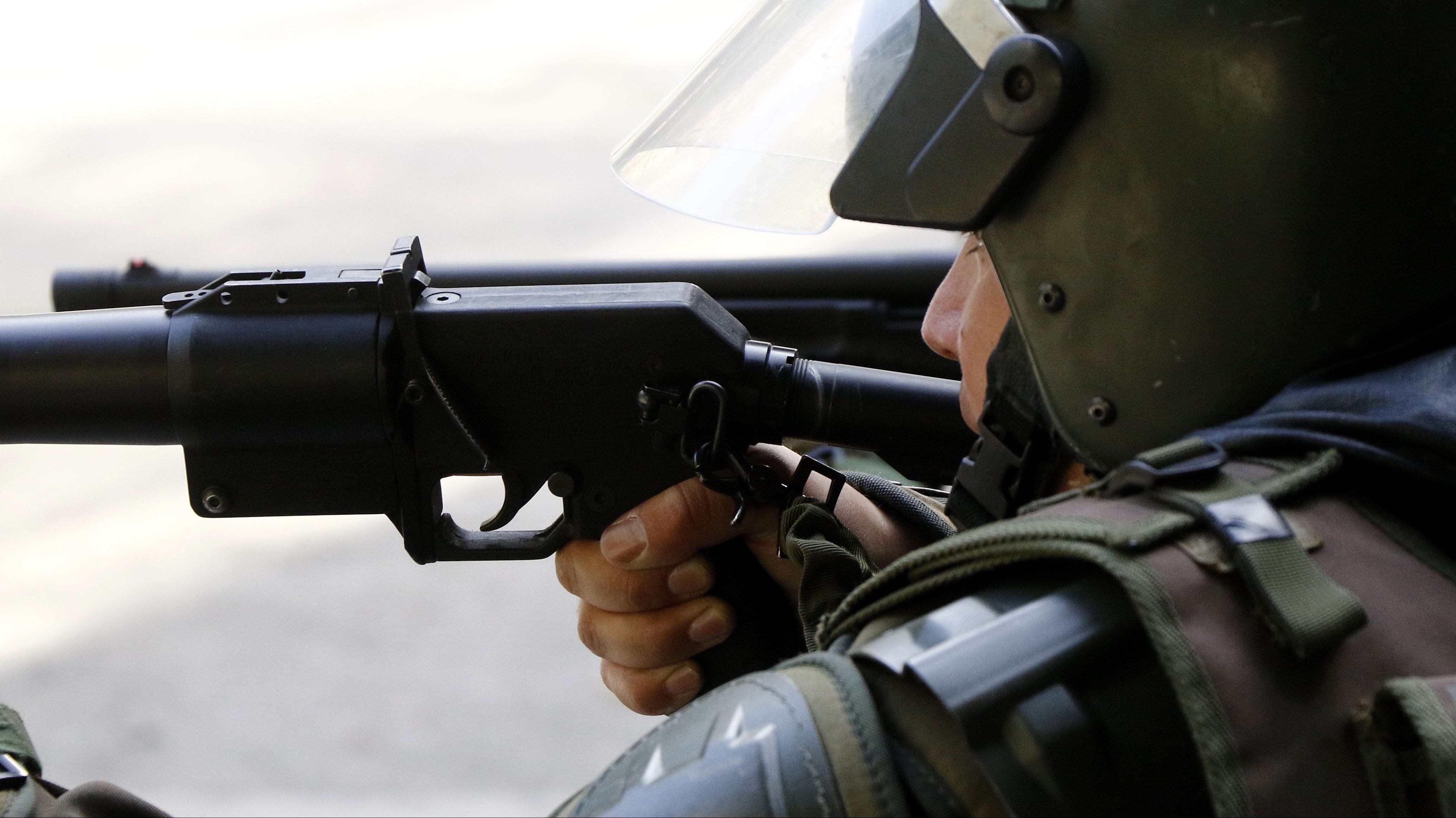 29 de Octubre de 2019/SANTIAGOManifestantes y carabineros se enfrentan en paseo Bulnes durante un nuevo llamado a marchar por las calles hasta La Moneda lo que fue impedido por carabineros. En la imagen un carabinero apunta para disparar una bomba lacrimgena 
FOTO:MARIO DAVILA/AGENCIAUNO
