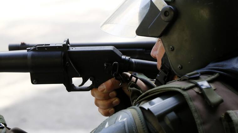 29 de Octubre de 2019/SANTIAGOManifestantes y carabineros se enfrentan en paseo Bulnes durante un nuevo llamado a marchar por las calles hasta La Moneda lo que fue impedido por carabineros. En la imagen un carabinero apunta para disparar una bomba lacrimgena
FOTO:MARIO DAVILA/AGENCIAUNO