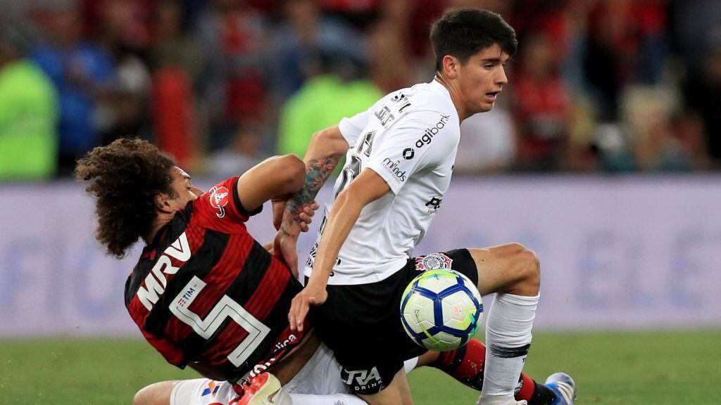 RIO DE JANEIRO, BRAZIL - SEPTEMBER 12: Willian Arao (L) of Flamengo struggles for the ball with Ángelo Araos of Corinthians during a match between Flamengo and Corinthians as part of Copa do Brasil Semi-Finals 2018 at Maracana Stadium on September 12, 2018 in Rio de Janeiro, Brazil. (Photo by Buda Mendes/Getty Images)