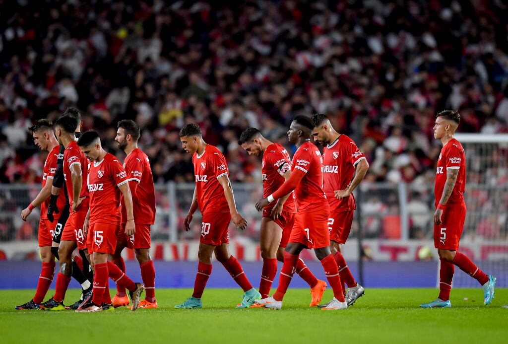 Los jugadores de Independiente salen con la cabeza gacha de la cancha