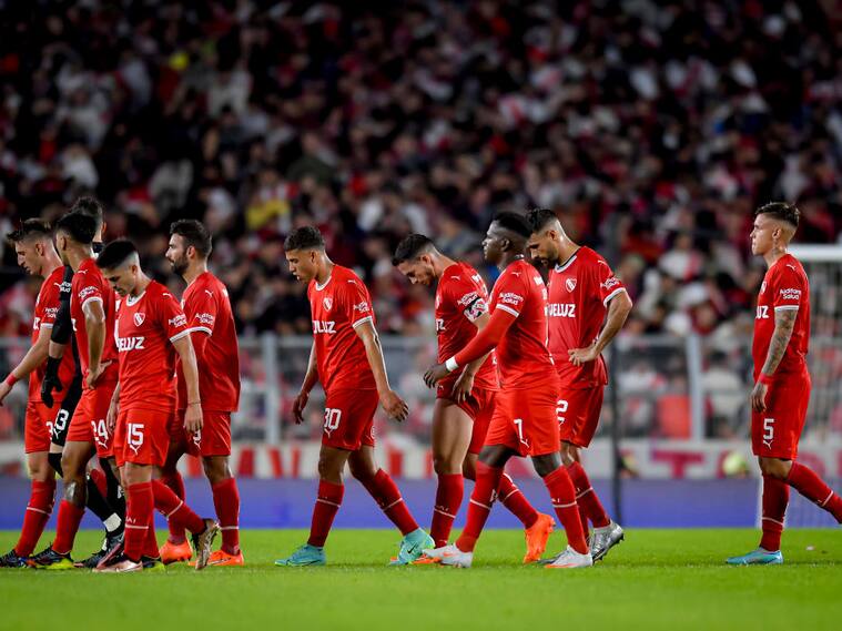 Los jugadores de Independiente salen con la cabeza gacha de la cancha