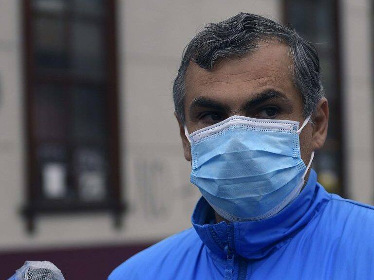 30 DE ABRIL DE 2020/IQUIQUEEl alcalde Mauricio Soria llego a verifivar a los de mas de 400 Bolivianos durante la llegada desde Santiago al Liceo A7 de Iquique , donde pasarán la cuarentena antes de irse al albergue que está en Boliviaa FOTO:CRISTIANVIVERO / AGENCIA UNO