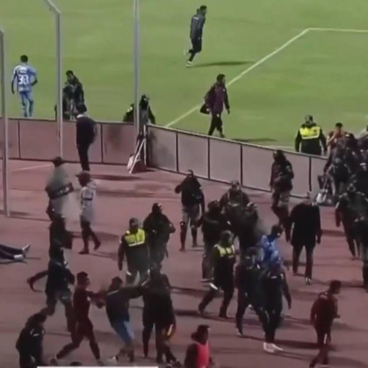 Batalla campal en el fútbol boliviano: hubo 17 expulsados y la policía intervino con gas pimienta