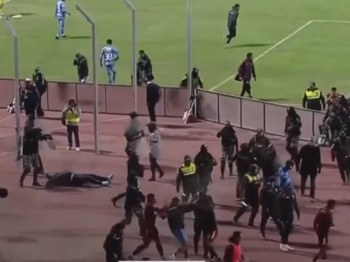 Batalla campal en el fútbol boliviano: hubo 17 expulsados y la policía intervino con gas pimienta