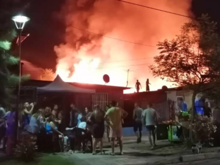 Incendio de vivienda mantiene a niño de cuatro años en riesgo vital