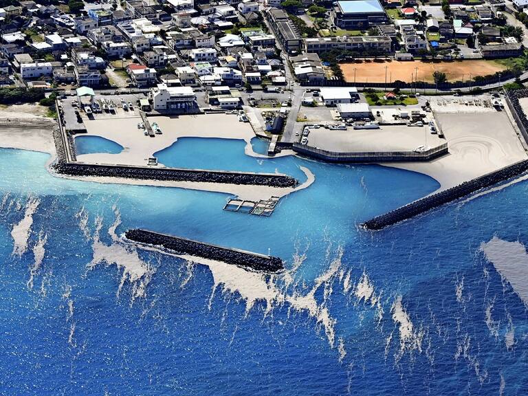 Desechos de un volcán submarino afectan a los puertos japoneses