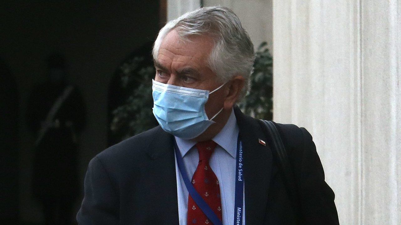 26 de Junio de 2020/SANTIAGO El ministro de Salud, Enrique Paris, se retira del Palacio de La Moneda, tras realizar el balance diario de nuevos contagiados y fallecidos por el covid 19 en el pas.
FOTO:Cristobal Escobar/Agencia UNO