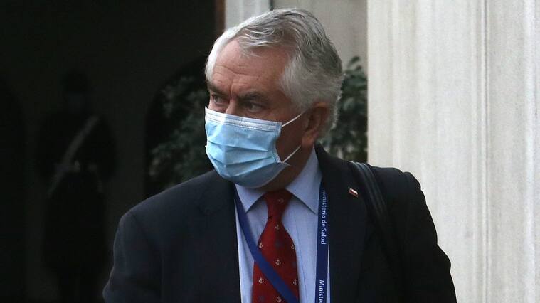 26 de Junio de 2020/SANTIAGO El ministro de Salud, Enrique Paris, se retira del Palacio de La Moneda, tras realizar el balance diario de nuevos contagiados y fallecidos por el covid 19 en el pas.
FOTO:Cristobal Escobar/Agencia UNO