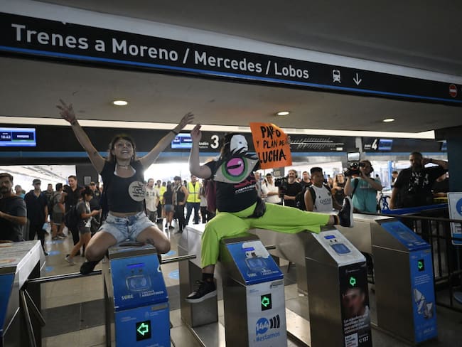“Evadir no pagar, otra forma de luchar”: estudiantes argentinos saltan torniquetes del Tren Subterráneo en protesta por alza de pasajes