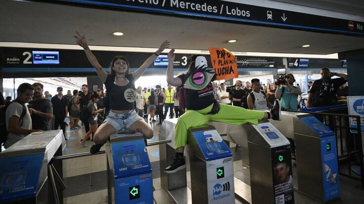 “Evadir no pagar, otra forma de luchar”: estudiantes argentinos saltan torniquetes del Tren Subterráneo en protesta por alza de pasajes