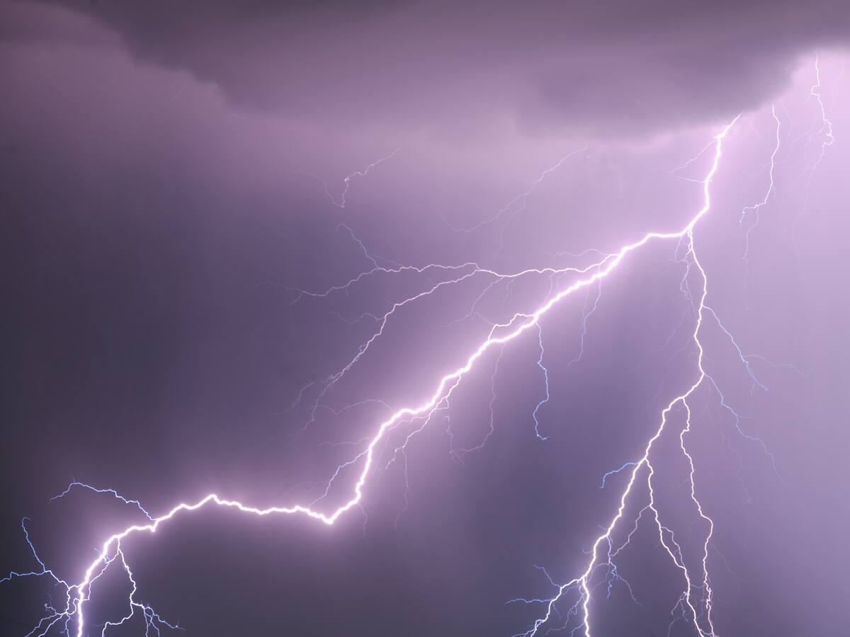 Truenos, relámpagos y lluvia en Santiago: meteorólogo explica el fenómeno que se desarrolla este domingo en la capital