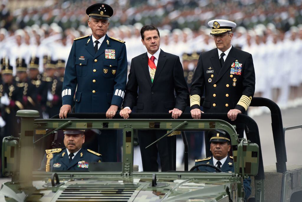 Salvador Cienfuegos junto a Enrique Peña Nieto