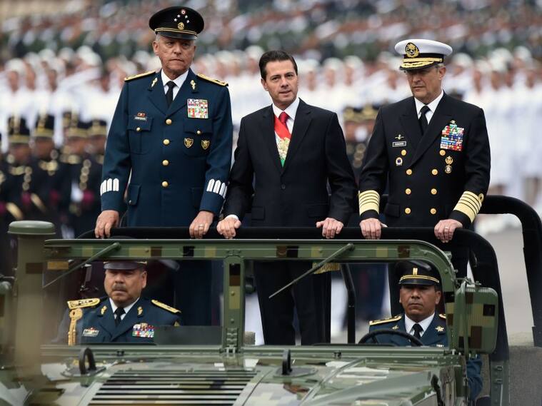 Salvador Cienfuegos junto a Enrique Peña Nieto