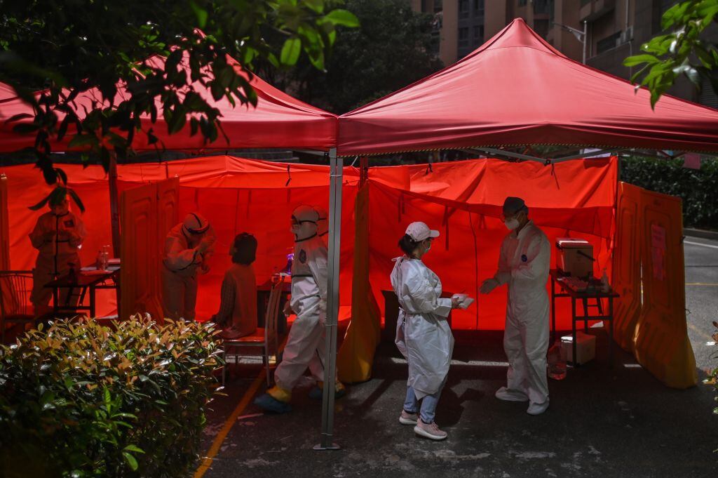 Trabajadores de la salud continúan con los testeos masivos en Wuhan