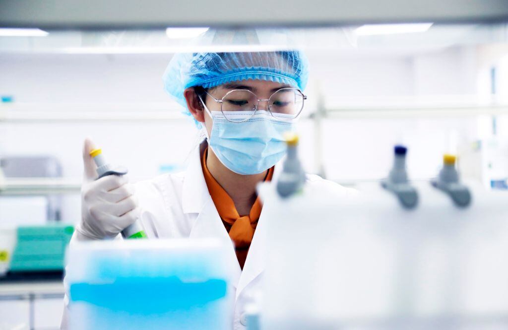 Una investigadora teste una vacuna en Shanghái