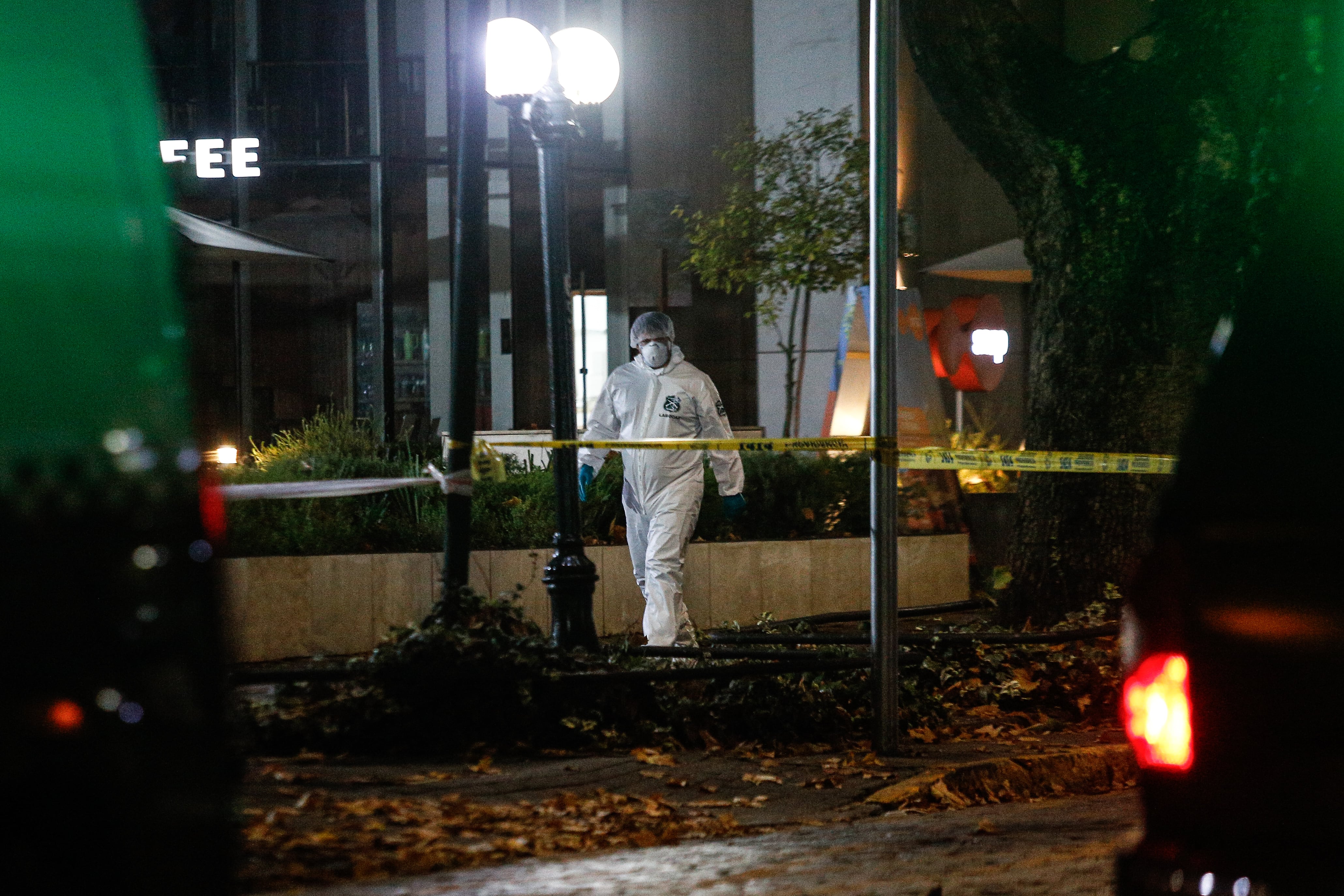 20 DE MAYO DE 2025 / SANTIAGO
Un aparato explosivo fue detonado en las afueras de un edificio ubicado en Pedro de Valdivia 259 frente al colegio Luis Campino en la comuna de Providencia, carabineros realiza pericias en el lugar
FOTO: DIEGO MARTIN / AGENCIAUNO