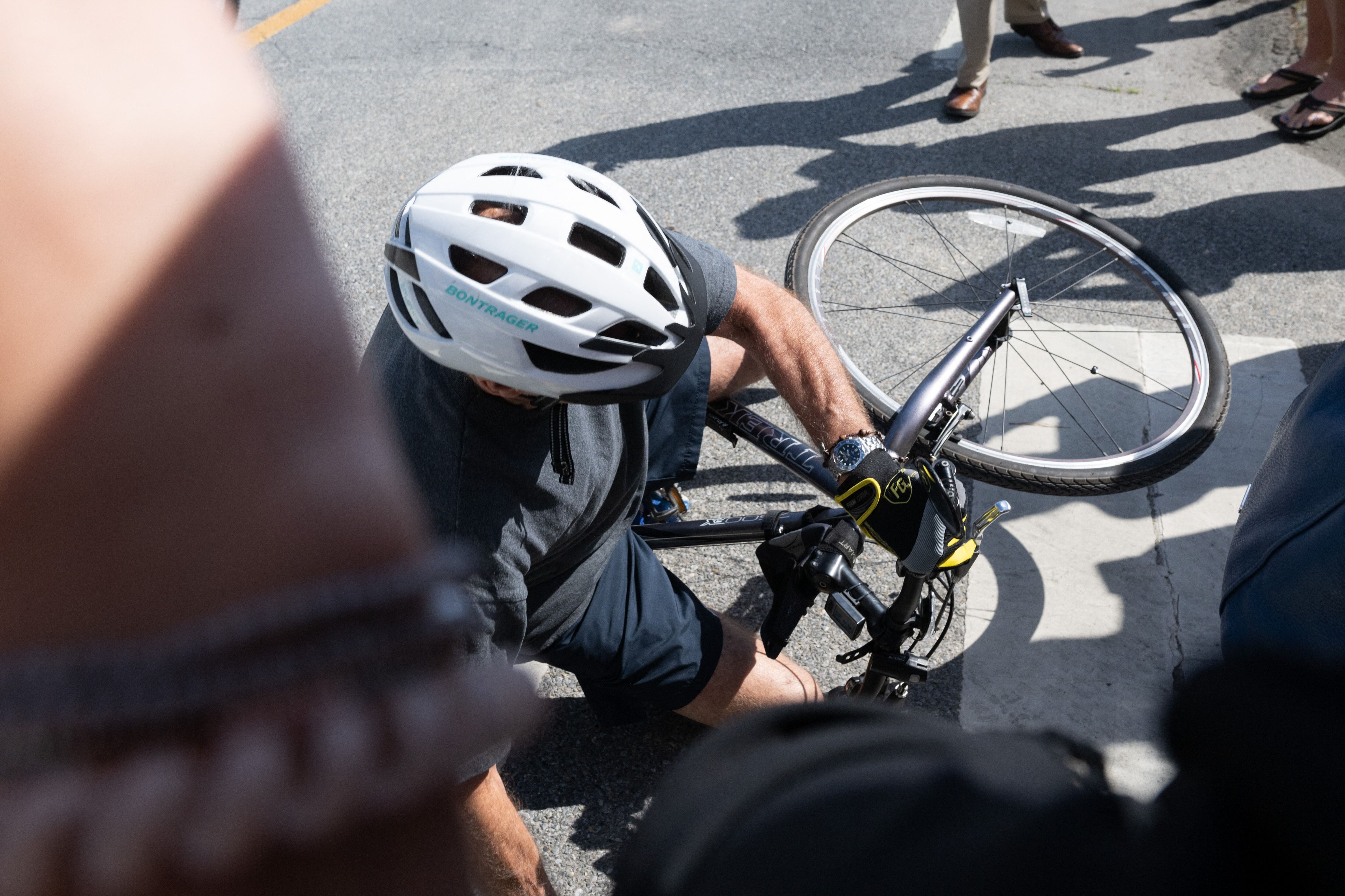 Presidente Joe Biden pierde el equilibrio y sufre accidente en bicicleta