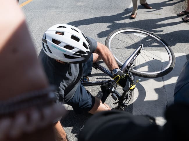 Presidente Joe Biden pierde el equilibrio y sufre accidente en bicicleta