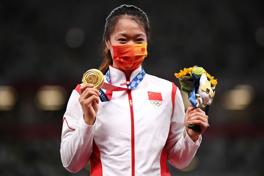 Liu Shiying con su medalla de oro olímpico en el lanzamiento de la jabalina