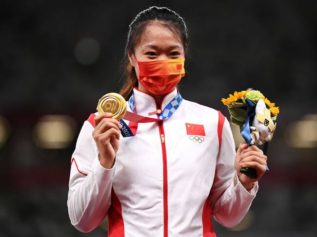 Liu Shiying con su medalla de oro olímpico en el lanzamiento de la jabalina