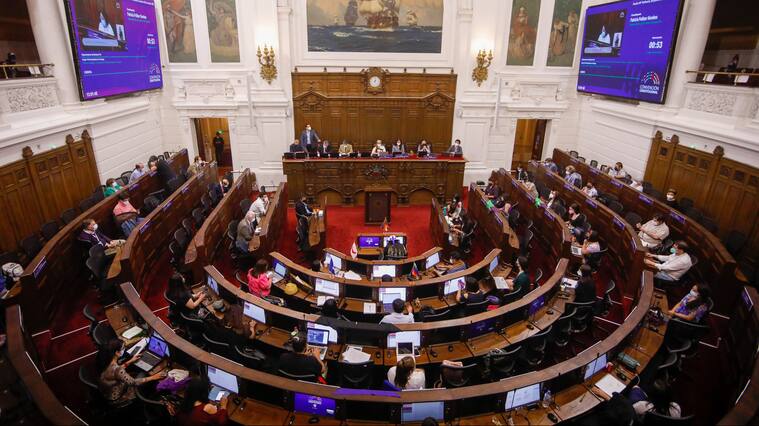 28 de Octubre de 2021 /SANTIAGOSesión del Pleno número 36 en el que se lleva acabo discucion del cronograma de trabajo de la Convención Constitucional , en la sede del Congreso Nacional de Santiago.
FOTO CRISTOBAL ESCOBAR /AGENCIAUNO