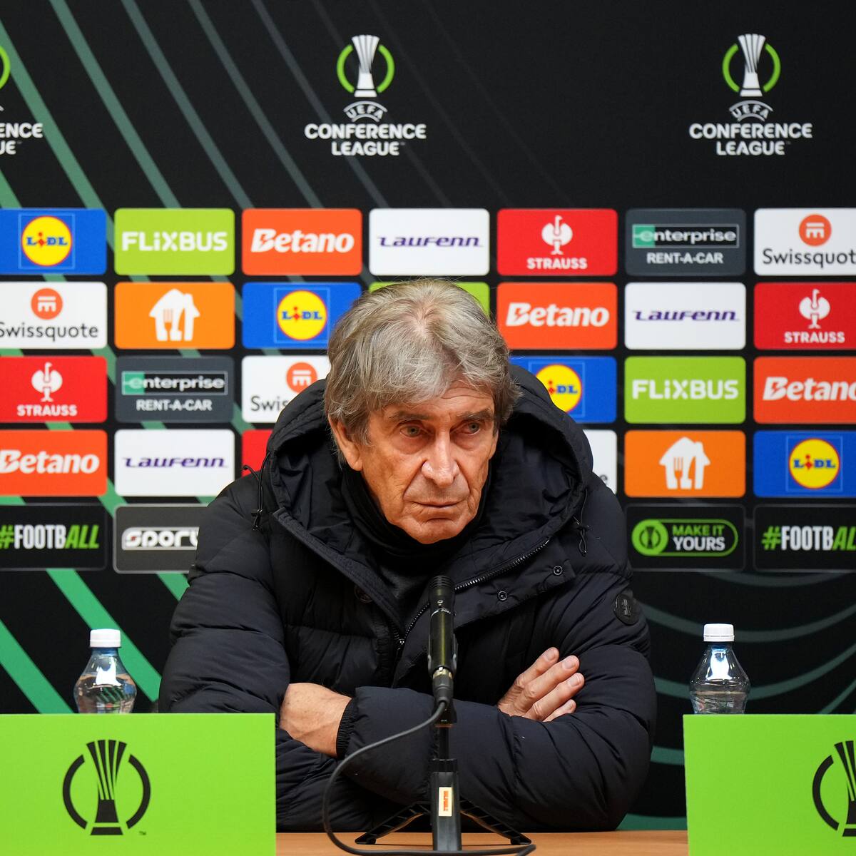 Pellegrini no se guardó nada tras sufrir vergonzosa derrota en Conference League: “El equipo no dio la talla en ningún aspecto”