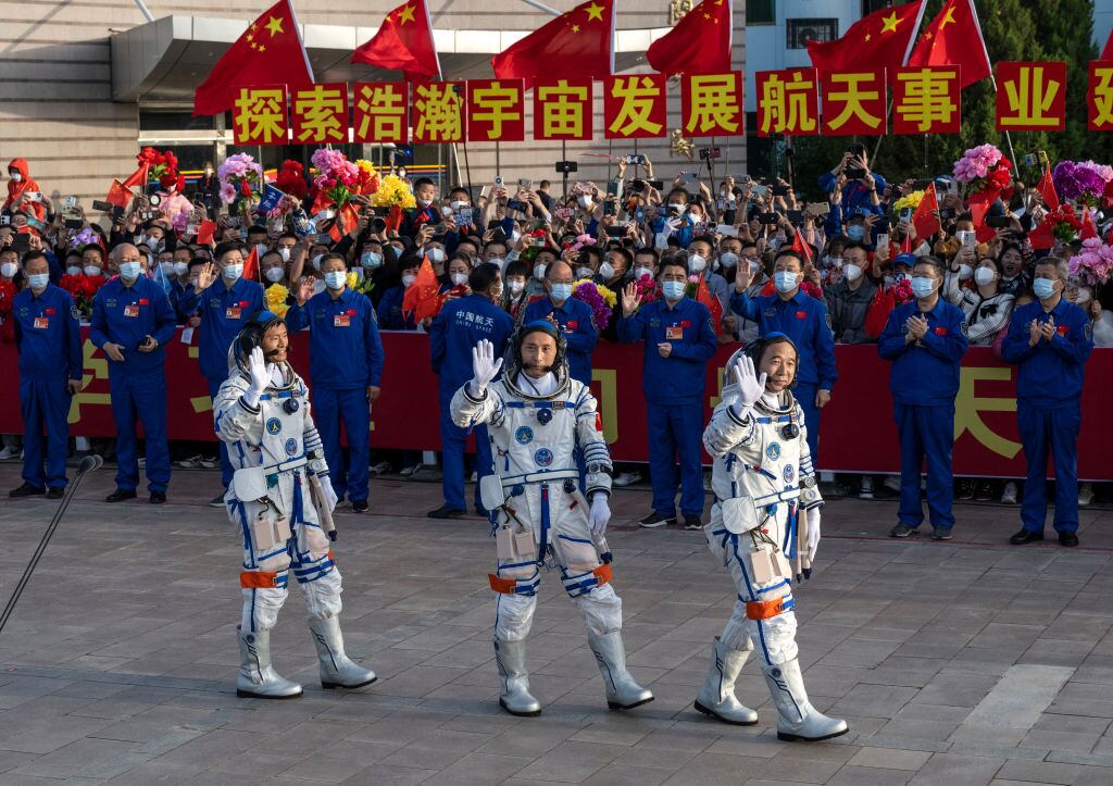 Gui Haichao, Zhu Yangzhu y Jing Haipeng saludan antes de salir de Jiuquan