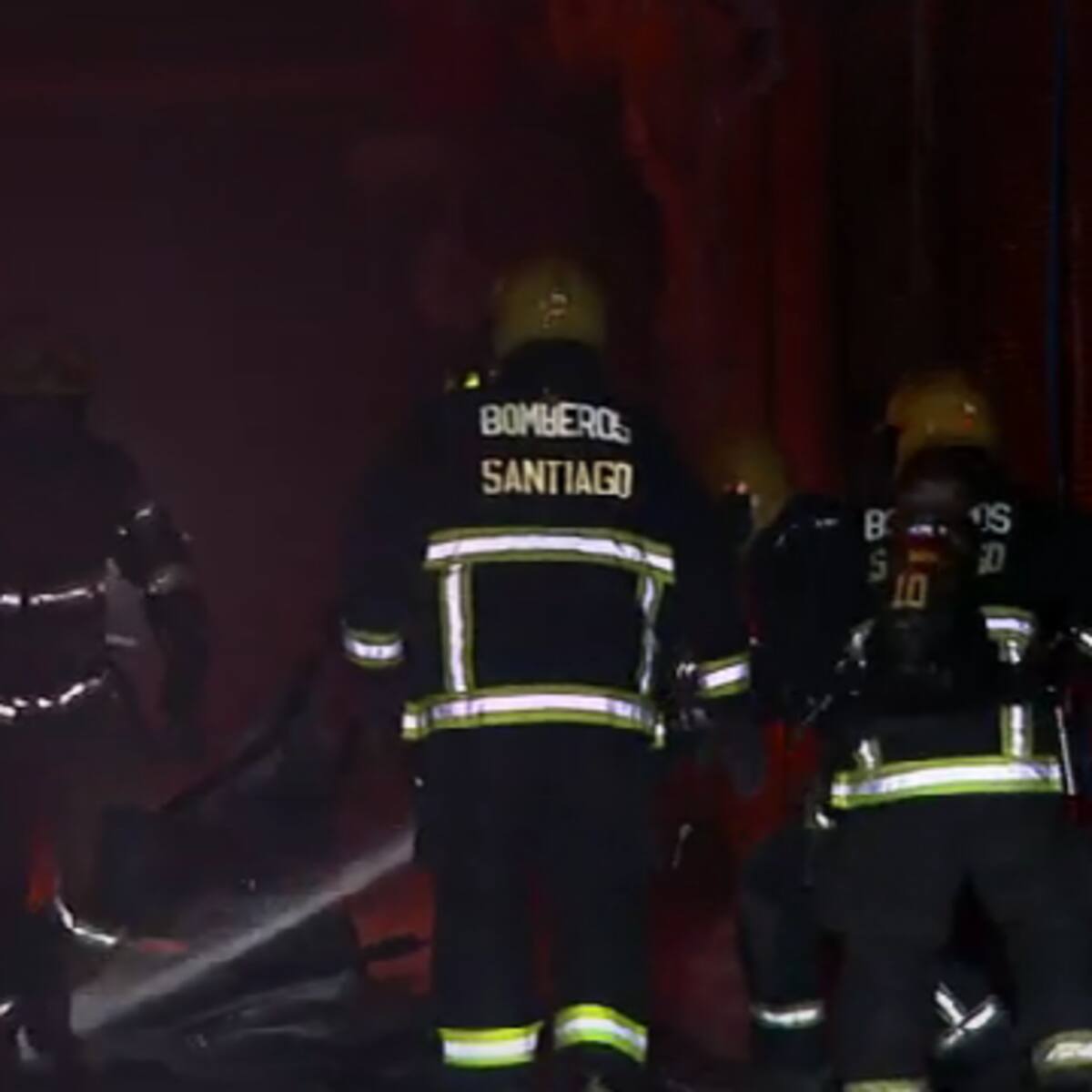 Incendio en Santiago afecta a una docena de locales y moviliza a 150 bomberos