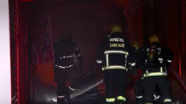 Incendio en Quilicura sigue activo: 20 bodegas afectadas y foco confinado en recinto con hidrocarburos