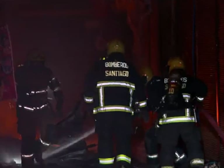 Incendio en Quilicura sigue activo: 20 bodegas afectadas y foco confinado en recinto con hidrocarburos