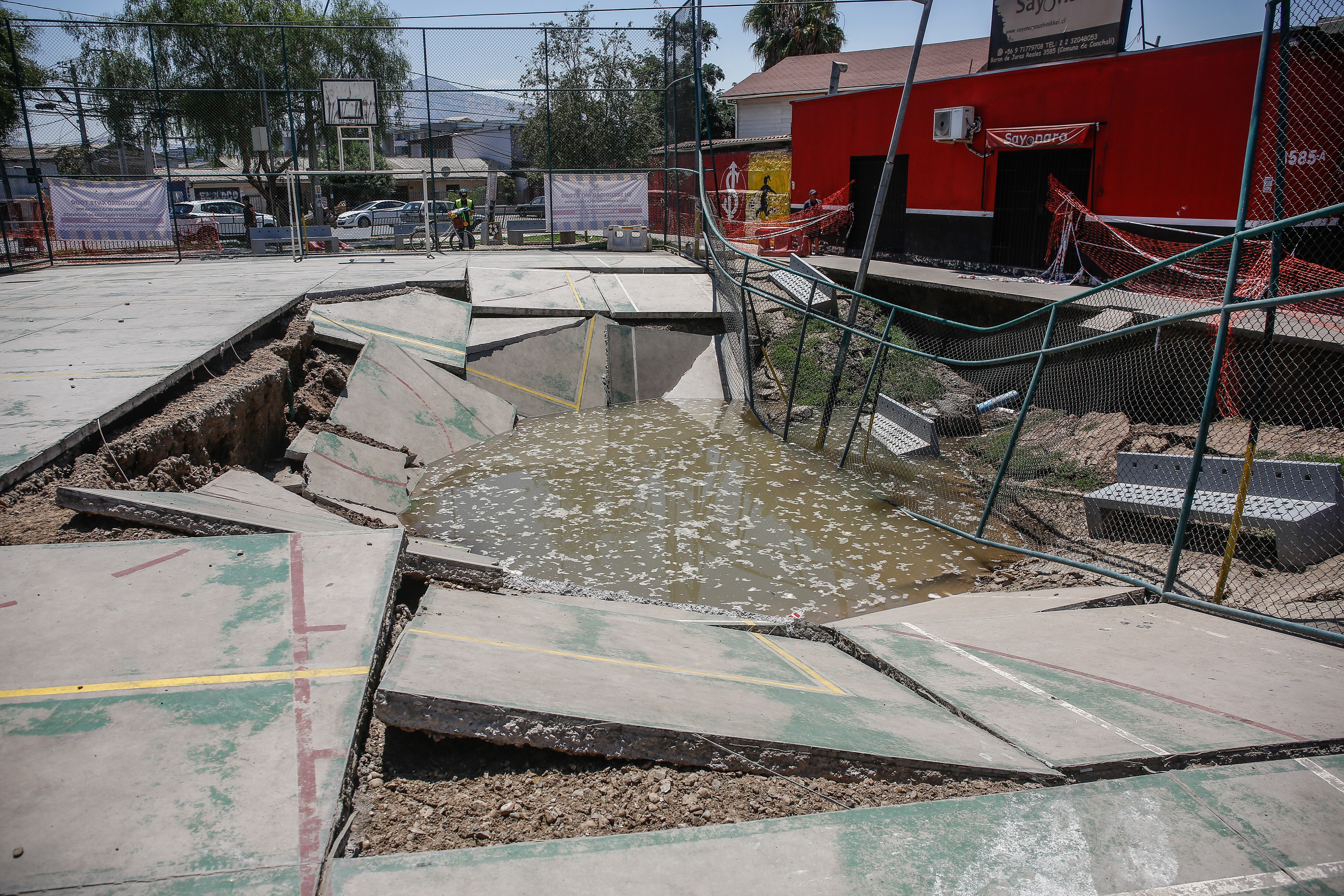 26 DE ENERO DE 2025 / SANTIAGOEl 23 de enero se inició una fractura de pavimento que terminó en un socavón en una multi cancha ubicada en Baron de Juras Reales con Santa Inés en la comuna de Conchalí
FOTO: DIEGO MARTIN /AGENCIAUNO
