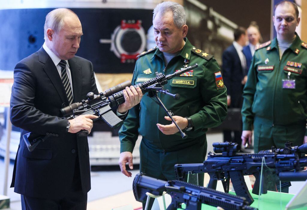 Vladimir Putin y el ministro de defensa ruso en una muestra de armamento