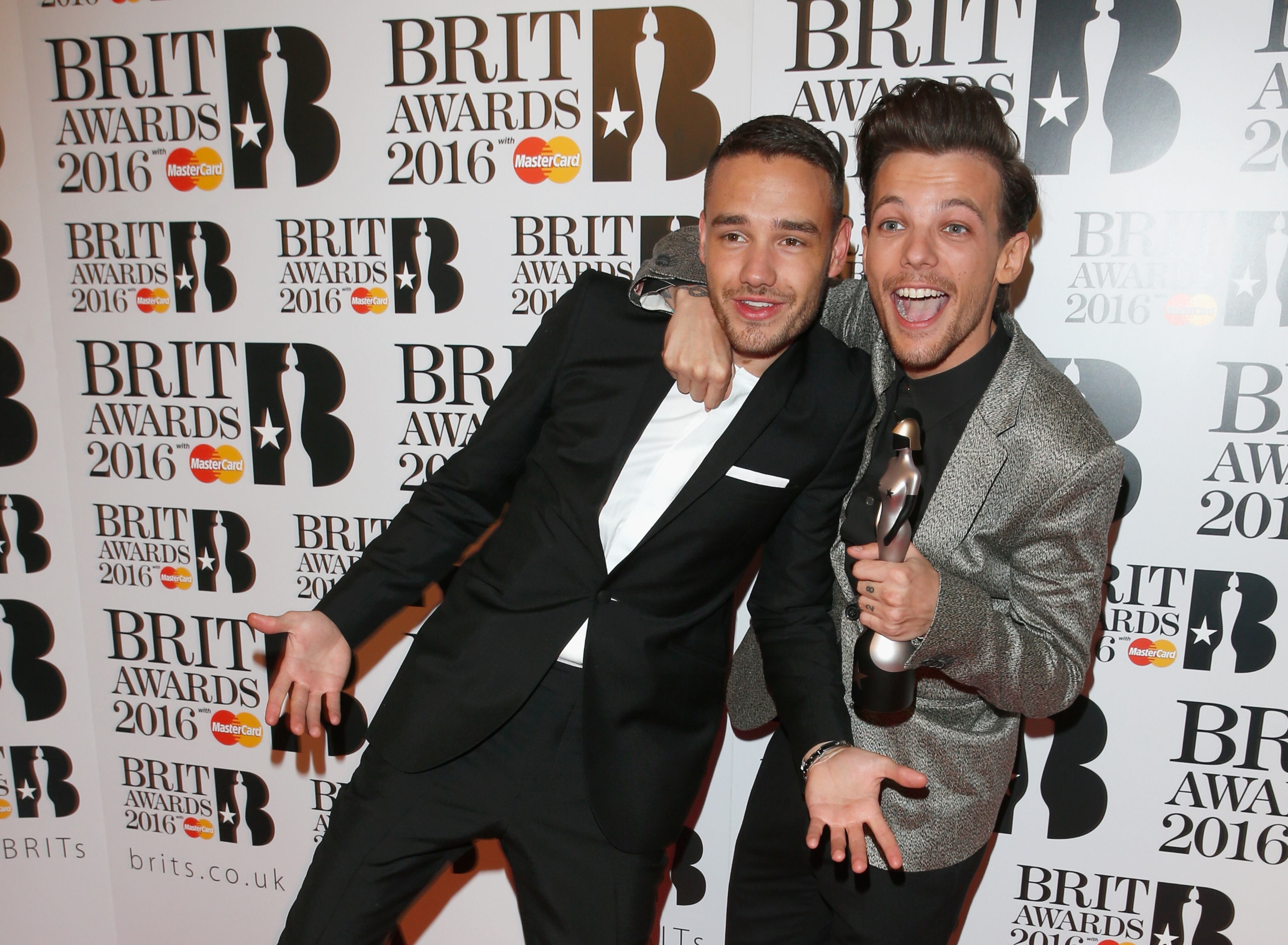 Liam Payne y Louis Tomlinson con su premio al Artista Británico Video del Año en los BRIT Awards 2016 / Getty Images