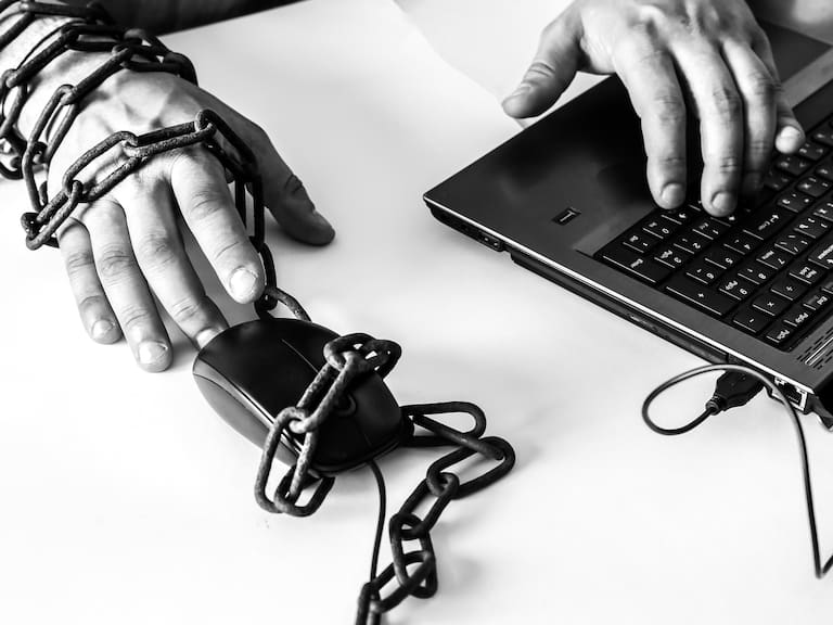 De dominatriz a CEO tecnológica: la mujer que creó un algoritmo para cazar a filtradores de fotos íntimas