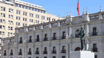 Ante debate por figura de Sebastián Piñera: Estas son las 11 estatuas alrededor del Palacio de La Moneda en Chile