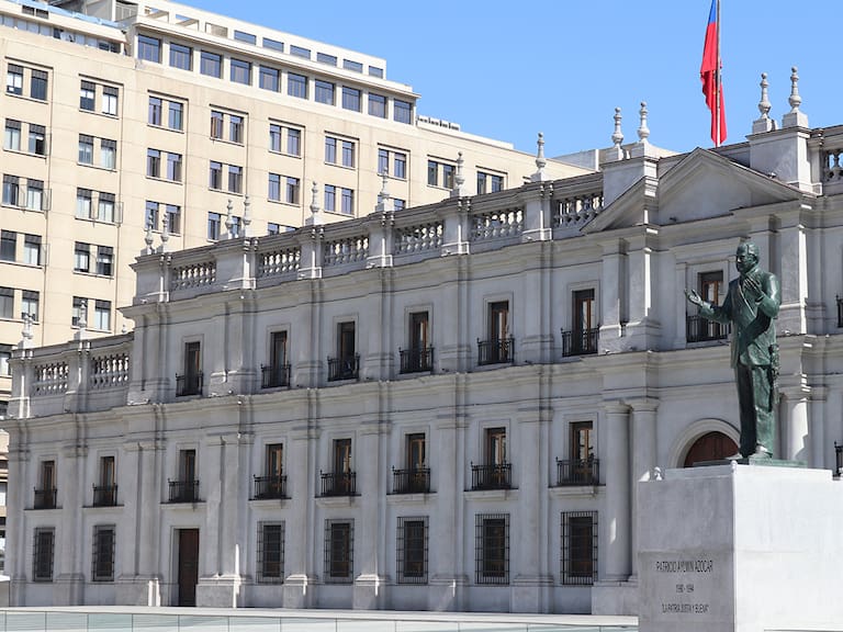 Ante debate por figura de Sebastián Piñera: Estas son las 11 estatuas alrededor del Palacio de La Moneda en Chile