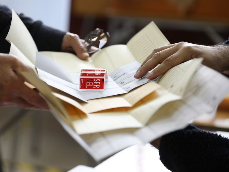 Grave denuncia: encuentran votos tirados en una plaza de Puente Alto