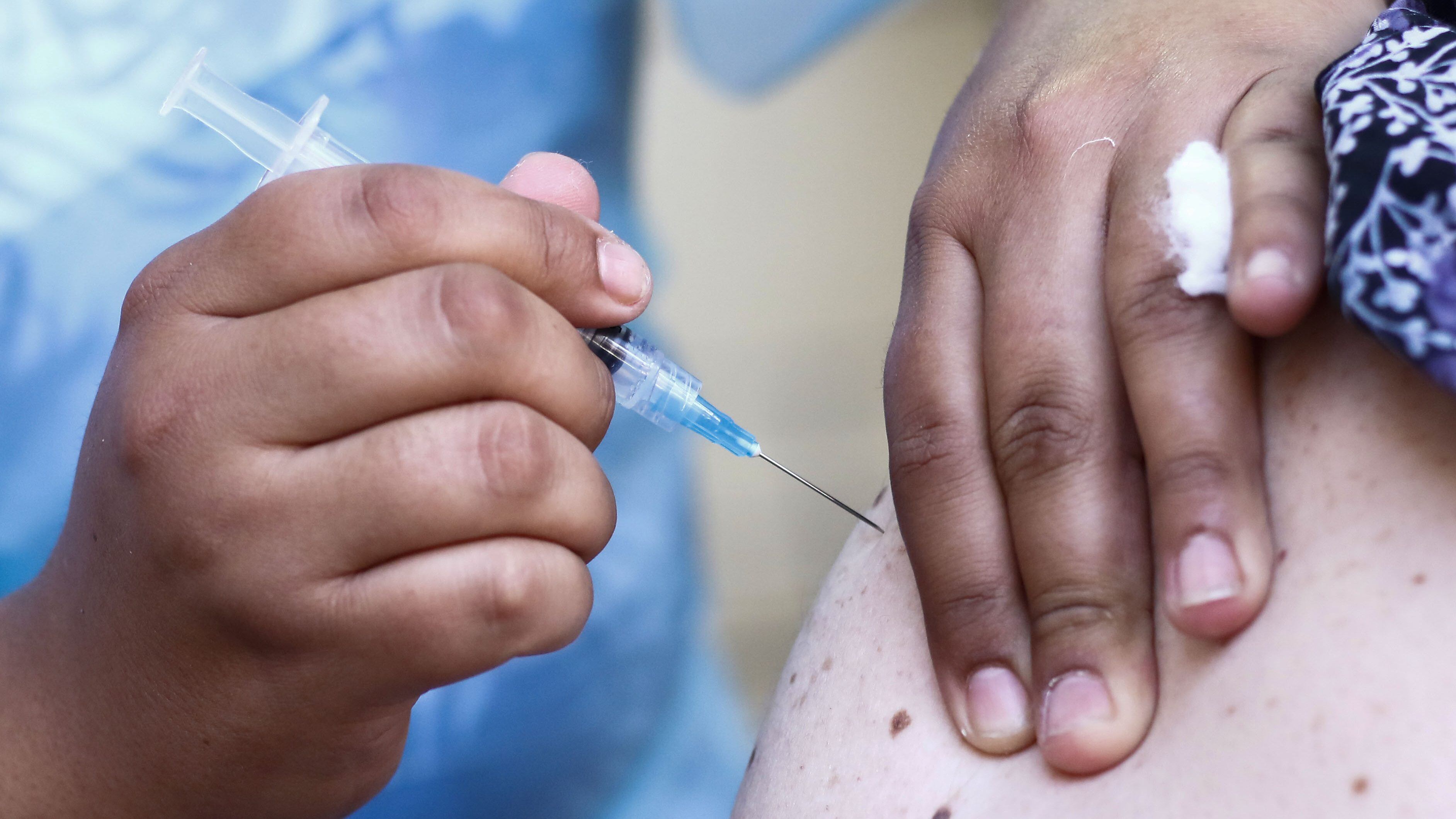 16 DE MARZO DE 2021/VALPARAISOUna enfermera aplica la vacuna a una mujer, en medio del proceso de vacunacion contra el Coronavirus en el Liceo N° 1 de Ninas de Valparaiso.
FOTO: LEONARDO RUBILAR CHANDIA/AGENCIAUNO