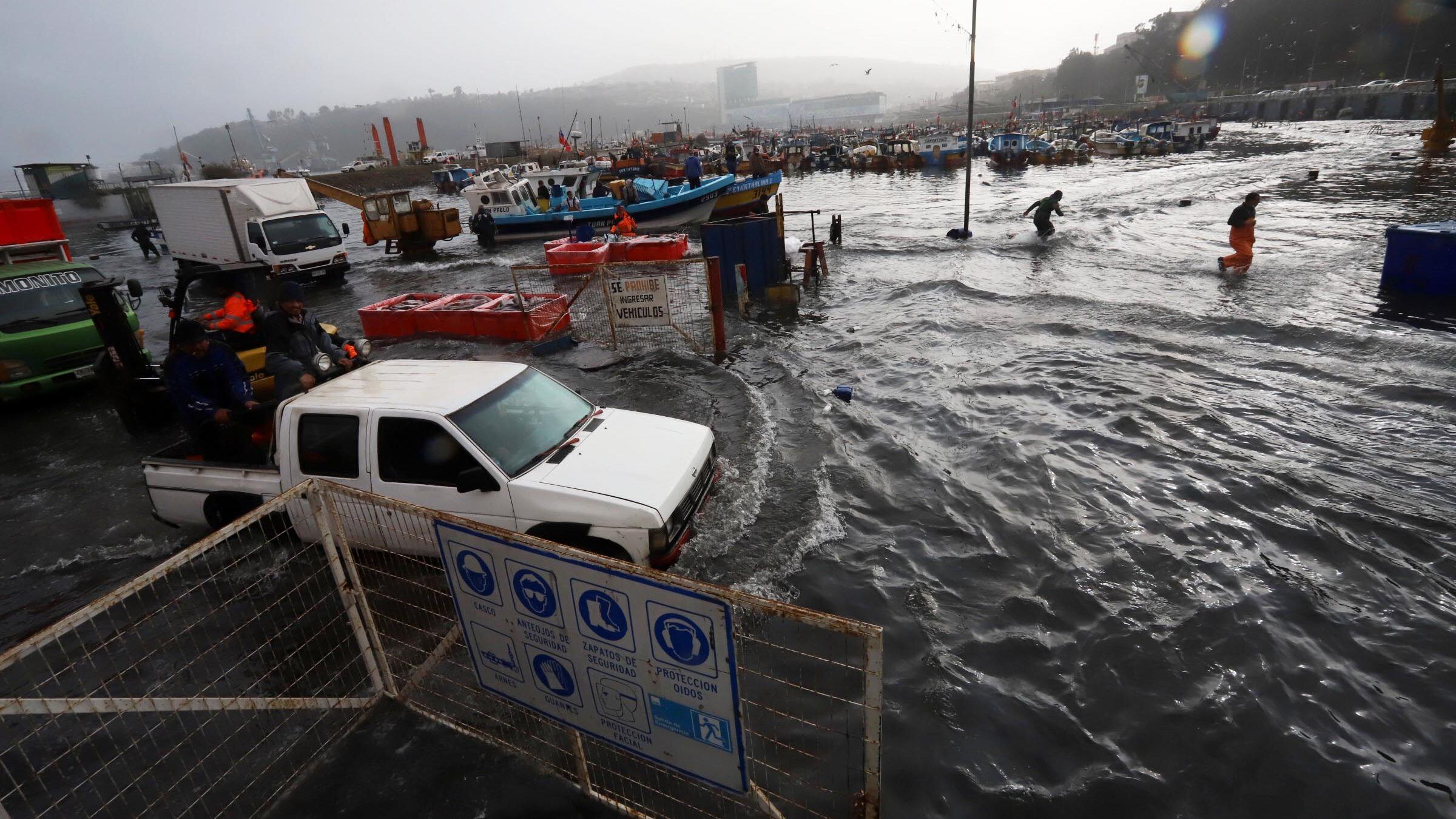 09 DE JUNIO DE /SAN ANTONIO Fuertes Marejadas afectan al puerto pesquero artesanal de San Antonio en la lonja pesquera donde Infoman que se mantendrán en todo el borde costero del país. 
FOTO: CRISTIAN SOCRATES / AGENCIAUNO
