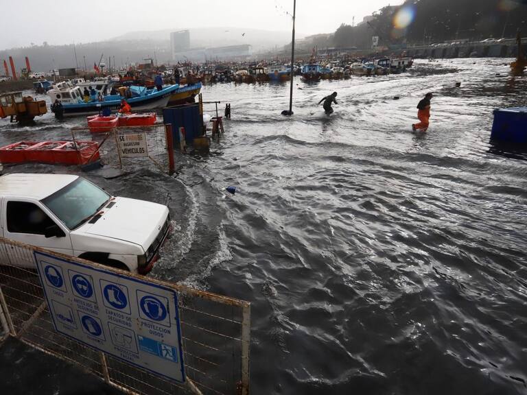 09 DE JUNIO DE /SAN ANTONIO Fuertes Marejadas afectan al puerto pesquero artesanal de San Antonio en la lonja pesquera donde Infoman que se mantendrán en todo el borde costero del país.
FOTO: CRISTIAN SOCRATES / AGENCIAUNO