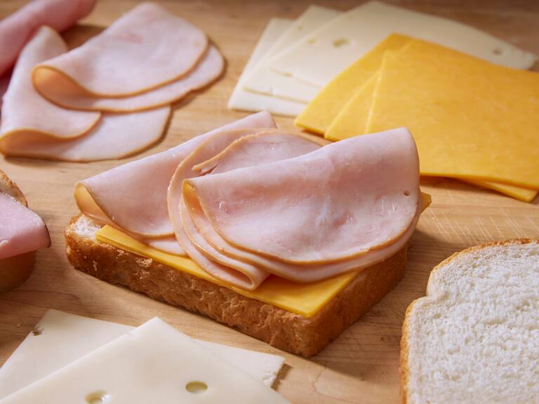 “No puede ser de pollo y pavo”: SERNAC oficia a Ariztía y Sopraval por cuestionamientos sobre rotulado de “pechugas de pavo”