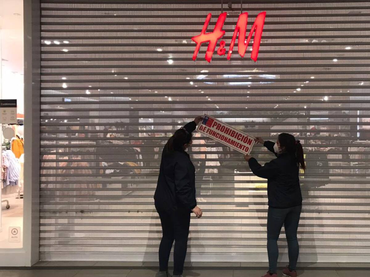 Autoridades decidieron clausurar tienda H&M en Casa Costanera tras detectar irregularidades
