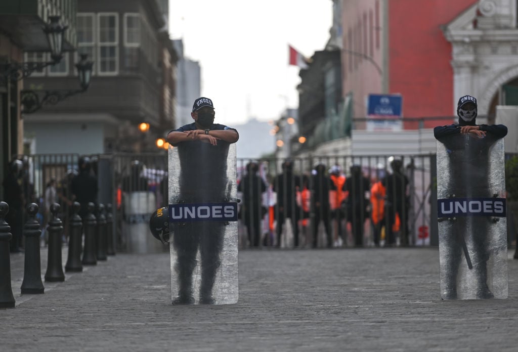 Policías anti disturbios custodian una manifestación en Lima