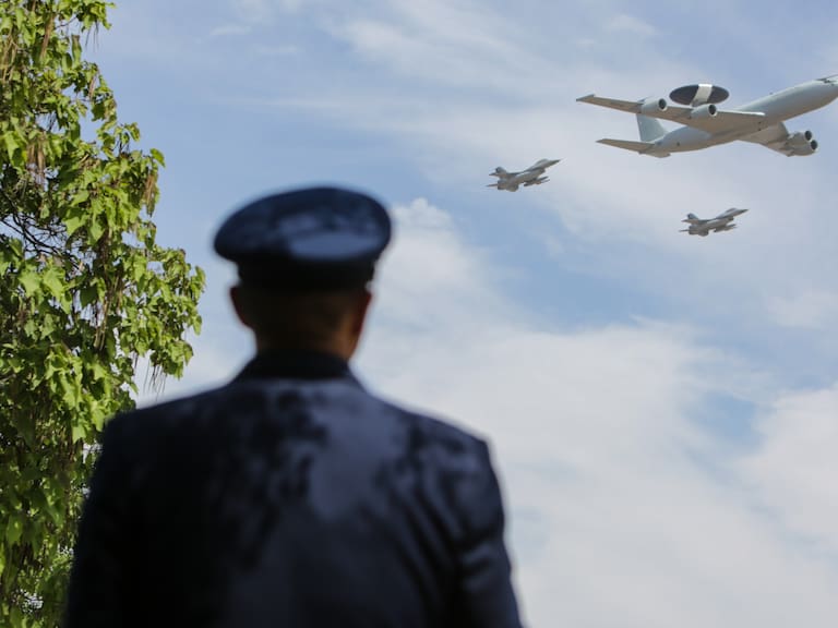 Trabajo en la Fuerza Aérea con sueldos que alcanzan $1 millón 400 mil: así puedes postular a las ofertas para civiles