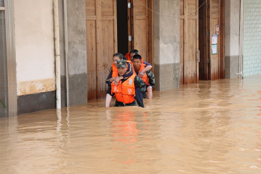 Policías buscan residentes en medio de la inundación por las lluvias en Ganzhou